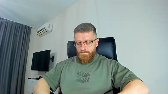 Snapshot of Findom_guy chatting on 04/27/26, 06:17 Findom guy online show from 04/27/26, 06:17