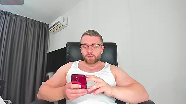 Snapshot of Findom_guy chatting on 12/20/25, 01:14 Findom guy online show from 12/20/25, 01:14