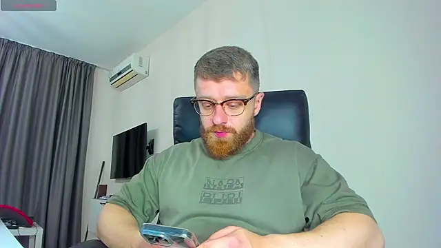 Snapshot of Findom_guy chatting on 03/25/26, 06:07 Findom guy online show from 03/25/26, 06:07