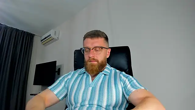 Snapshot of Findom_guy chatting on 04/29/26, 05:17 Findom guy online show from 04/29/26, 05:17