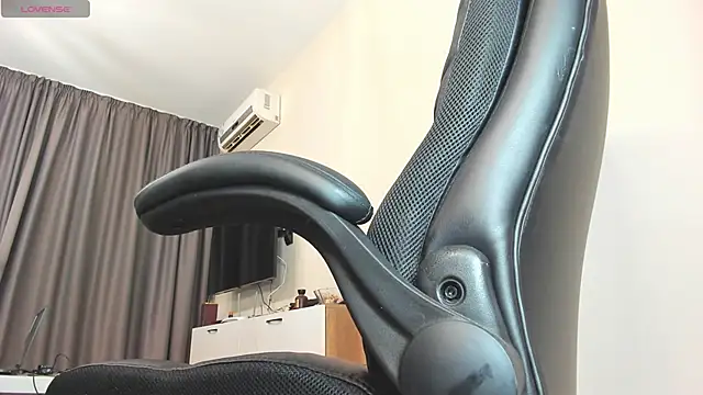 Snapshot of Findom_guy chatting on 12/19/25, 12:51 Findom guy online show from 12/19/25, 12:51