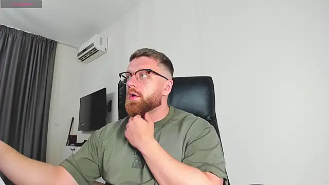 Snapshot of Findom_guy chatting on 03/01/26, 05:46 Findom guy online show from 03/01/26, 05:46