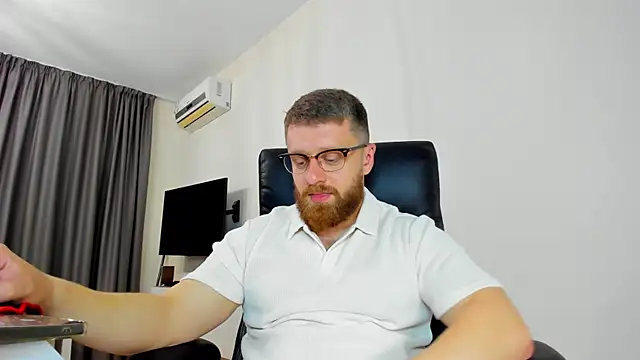 Snapshot of Findom_guy chatting on 04/05/26, 10:33 Findom guy online show from 04/05/26, 10:33
