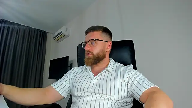 Snapshot of Findom_guy chatting on 04/30/26, 05:20 Findom guy online show from 04/30/26, 05:20