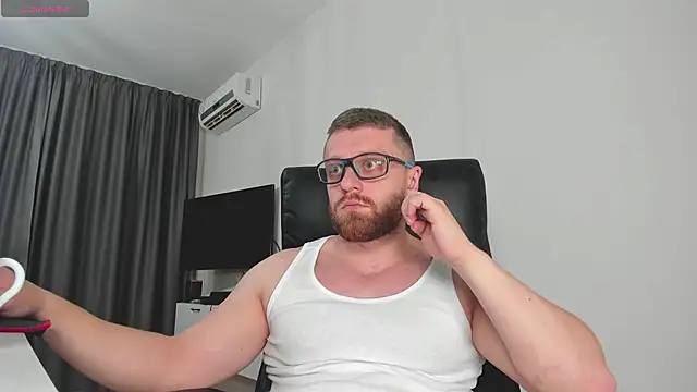 Snapshot of Findom_guy chatting on 01/17/26, 04:32 Findom guy online show from 01/17/26, 04:32