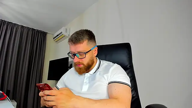 Snapshot of Findom_guy chatting on 04/16/26, 10:27 Findom guy online show from 04/16/26, 10:27