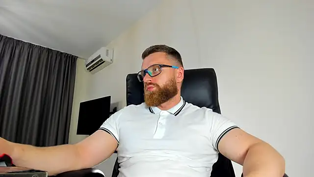 Snapshot of Findom_guy chatting on 05/25/26, 06:28 Findom guy online show from 05/25/26, 06:28