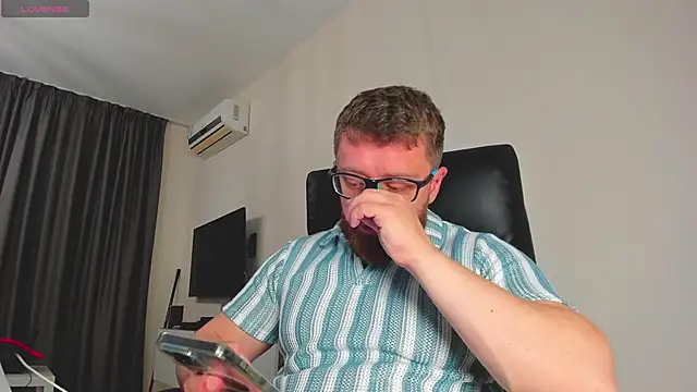 Snapshot of Findom_guy chatting on 03/15/26, 10:33 Findom guy online show from 03/15/26, 10:33