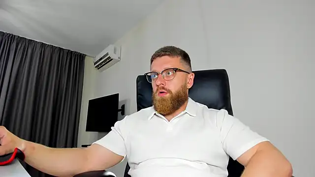 Snapshot of Findom_guy chatting on 05/22/26, 05:11 Findom guy online show from 05/22/26, 05:11