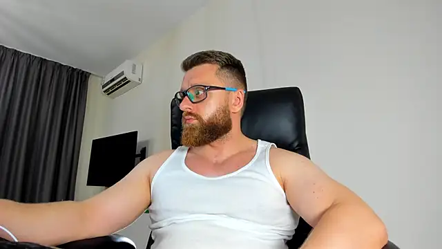 Snapshot of Findom_guy chatting on 05/28/26, 12:18 Findom guy online show from 05/28/26, 12:18