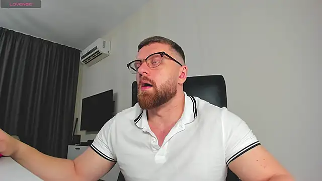 Snapshot of Findom_guy chatting on 02/05/26, 06:04 Findom guy online show from 02/05/26, 06:04