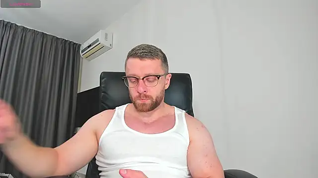 Snapshot of Findom_guy chatting on 12/21/25, 04:41 Findom guy online show from 12/21/25, 04:41