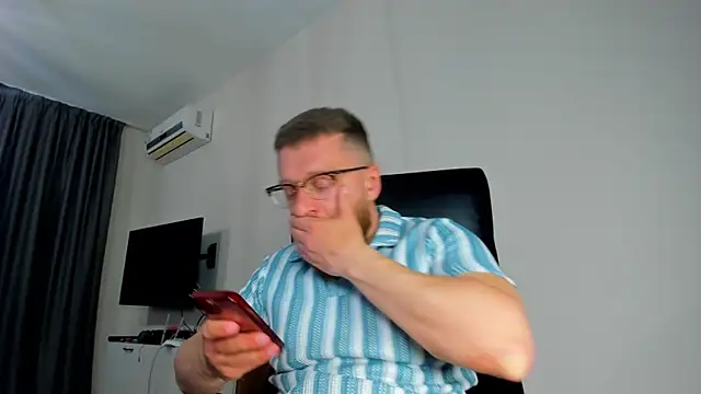 Snapshot of Findom_guy chatting on 04/29/26, 05:30 Findom guy online show from 04/29/26, 05:30