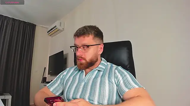 Snapshot of Findom_guy chatting on 03/10/26, 06:28 Findom guy online show from 03/10/26, 06:28