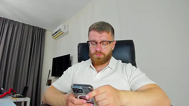 Snapshot of Findom_guy chatting on 04/03/26, 02:23 Findom guy online show from 04/03/26, 02:23