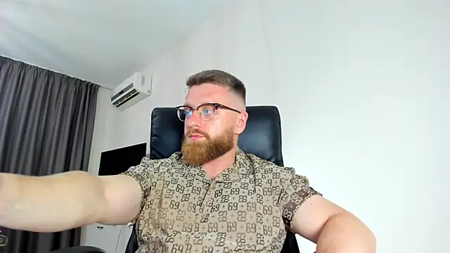 Snapshot of Findom_guy chatting on 05/28/26, 05:08 Findom guy online show from 05/28/26, 05:08