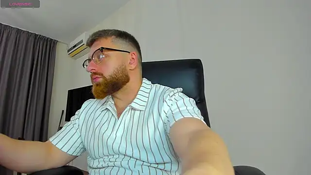 Snapshot of Findom_guy chatting on 04/02/26, 11:39 Findom guy online show from 04/02/26, 11:39
