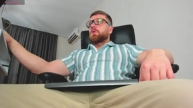 Snapshot of Findom_guy chatting on 02/12/26, 01:00 Findom guy online show from 02/12/26, 01:00