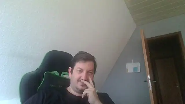 Snapshot of Golffahrer1982 chatting on 10/16/25, 02:25 Golffahrer1982 online show from 10/16/25, 02:25