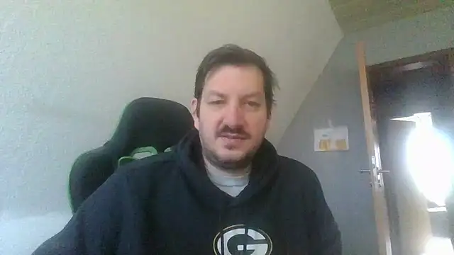 Snapshot of Golffahrer1982 chatting on 11/12/25, 09:24 Golffahrer1982 online show from 11/12/25, 09:24