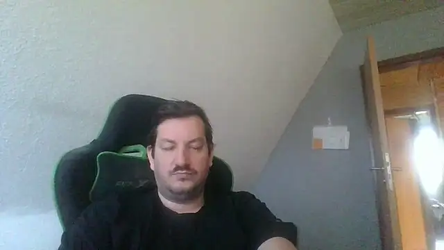 Snapshot of Golffahrer1982 chatting on 10/04/25, 09:44 Golffahrer1982 online show from 10/04/25, 09:44