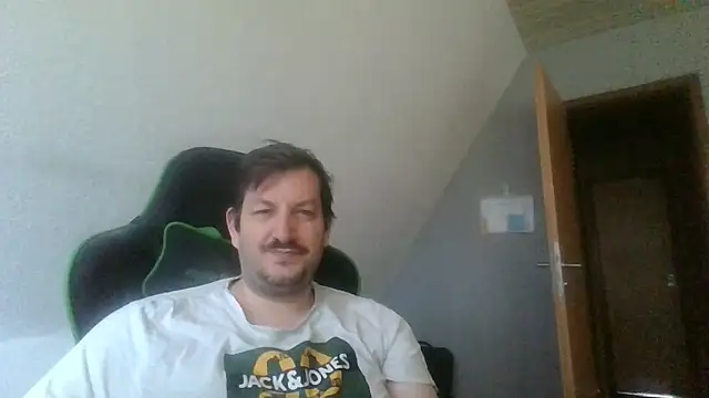 Snapshot of Golffahrer1982 chatting on 10/27/25, 11:33 Golffahrer1982 online show from 10/27/25, 11:33