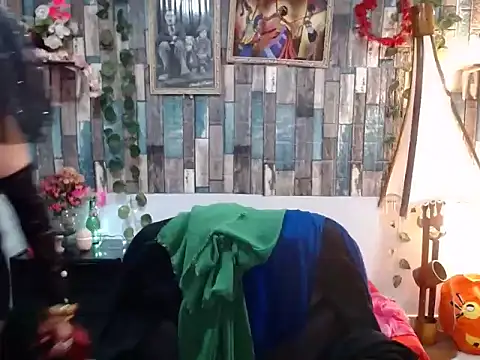 Snapshot of KarimaSarabe chatting on 10/31/25, 11:00 KarimaSarabe online show from 10/31/25, 11:00