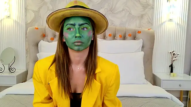 LilyRaisa online show from 10/31/25, 05:48