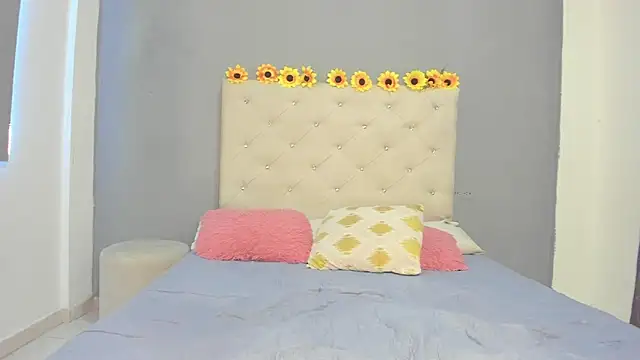 Snapshot of violetasimonz chatting on 03/15/25, 04:54 violetasimonz online show from 03/15/25, 04:54