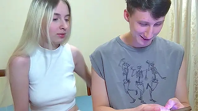 Snapshot of MiaAndWilliam chatting on 09/29/25, 05:51 MiaAndWilliam online show from 09/29/25, 05:51