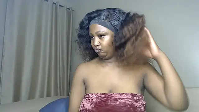 Snapshot of NIKKIE_LOVE chatting on 10/14/25, 01:50 NIKKIE LOVE online show from 10/14/25, 01:50