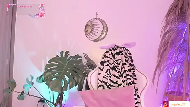 Snapshot of Anngel_1 chatting on 11/16/25, 04:12 Anngel 1 online show from 11/16/25, 04:12