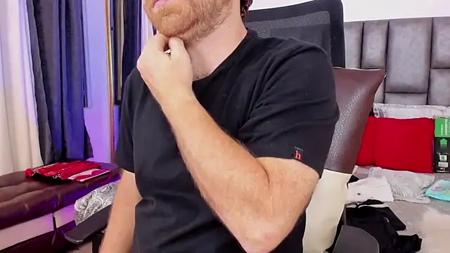 Snapshot of michacosio chatting on 12/01/25, 01:06 michacosio online show from 12/01/25, 01:06