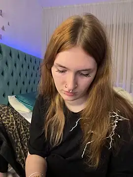  Chlo  e online show from 10/12/25, 09:38