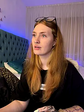  Chlo  e online show from 10/11/25, 09:27