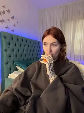  Chlo  e online show from 10/19/25, 10:51