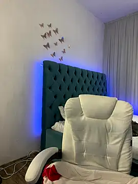  Chlo  e online show from 09/12/25, 12:05