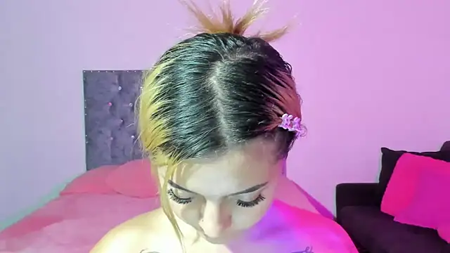 Snapshot of CaroolSex chatting on 12/17/24, 06:56 CaroolSex online show from 12/17/24, 06:56