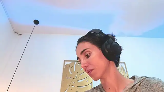 Nina Cavaali online show from 10/08/25, 06:19