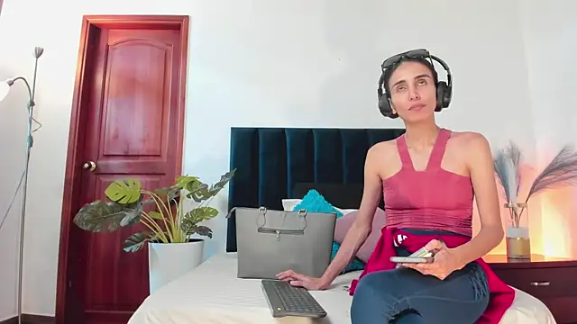 Nina Cavaali online show from 10/15/25, 06:16
