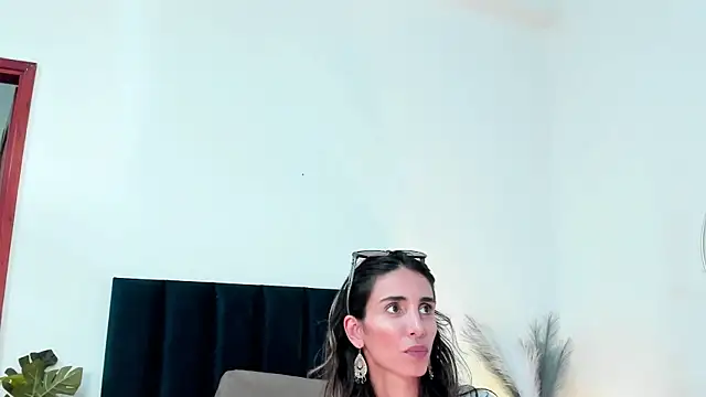 Nina Cavaali online show from 02/05/25, 06:15
