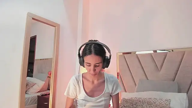 Nina Cavaali online show from 10/06/25, 06:19