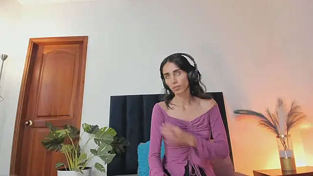 Nina Cavaali online show from 09/16/25, 06:20