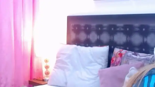 Snapshot of sandra_20 chatting on 11/22/25, 10:47 sandra 20 online show from 11/22/25, 10:47