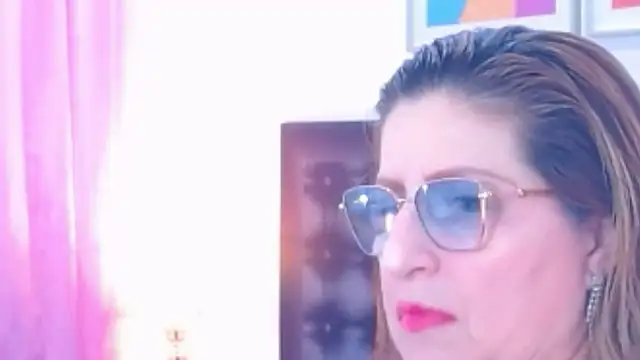 Snapshot of sandra_20 chatting on 11/15/25, 10:52 sandra 20 online show from 11/15/25, 10:52