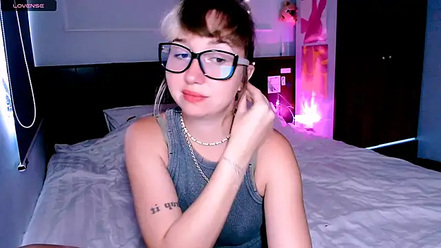 Snapshot of Cosmo_Riri chatting on 09/25/25, 05:02 Cosmo Riri online show from 09/25/25, 05:02