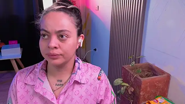 Cuttiealice online show from 11/18/25, 02:20