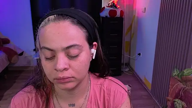 Cuttiealice online show from 11/13/25, 03:49