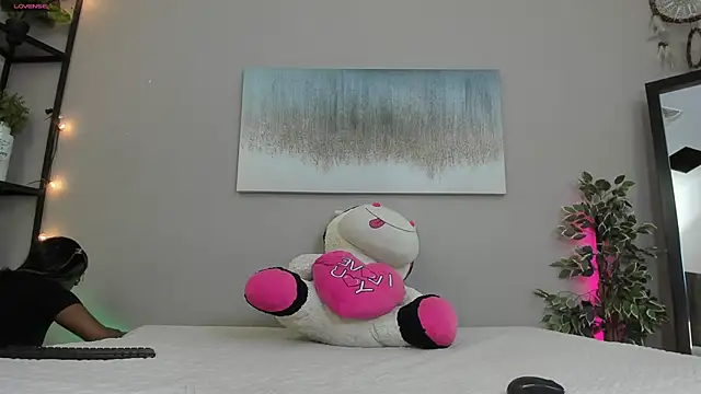 Briana Wells  online show from 11/01/25, 01:38