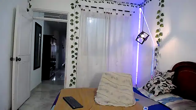 ivonne  hott1 online show from 10/30/25, 08:17